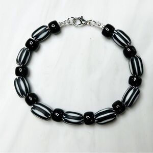 Tuxedo Twist - Black and White Beaded Bracelet